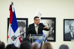 Ricardo Nieves en medio de su conferencia. Fuente externa