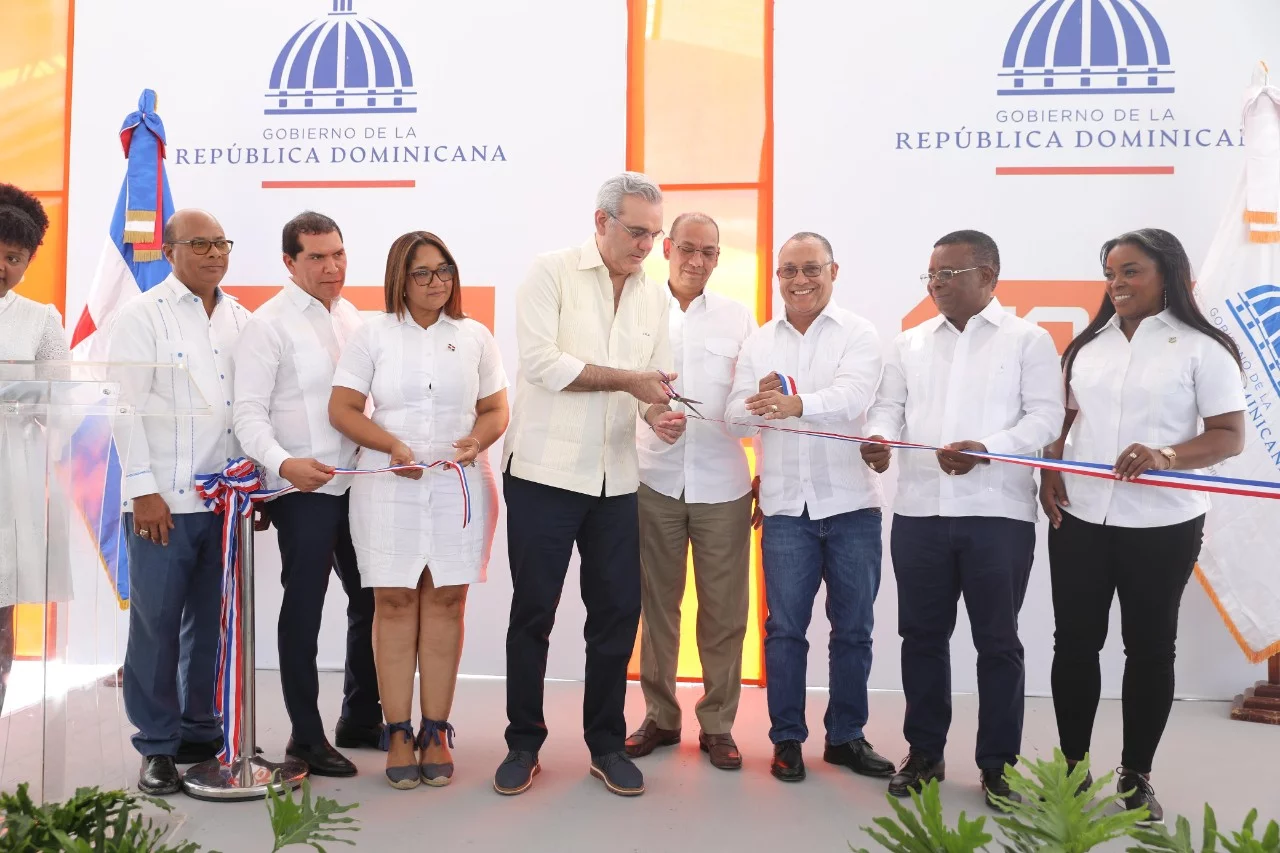 Presidente Abinader inaugura carretera Comendador - Guaroa - Macasías en Elías Piña