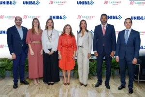 Representantes de Unibe y CardNET durante el lanzamiento de Aurora. Fuente externa