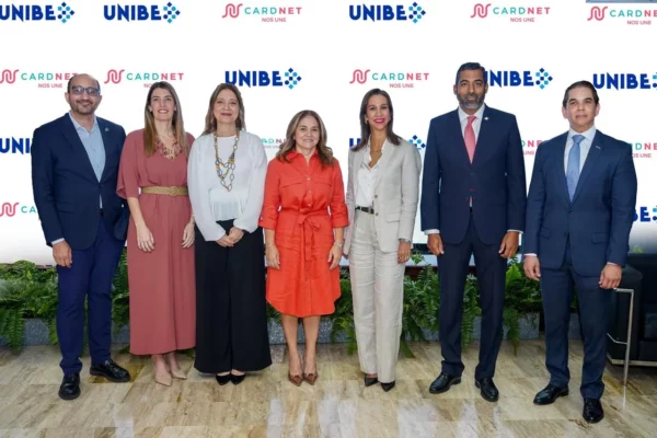 Representantes de Unibe y CardNET durante el lanzamiento de Aurora. Fuente externa