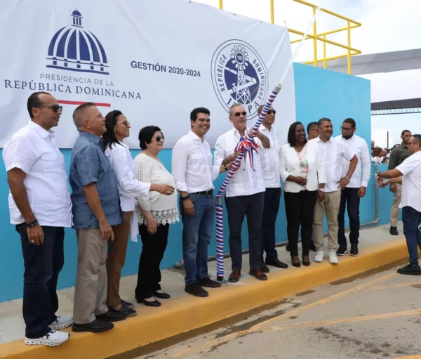 El presidente Luis Abinader y el director de Inapa Wellington Arnaud, al momento de dejar inaugurado el acueducto. Fuente externa