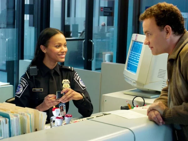 Tom Hanks protagoniza una película inspirada en un hombre que “vivió 18 años en un aeropuerto” en la que participa Zoe Saldaña
