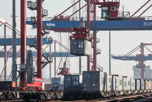 UE dice estar dispuesta a negociar con EE.UU. una reducción de aranceles a vehículos