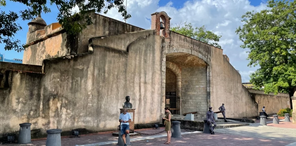 Las puertas y portales defienden la entrada a las poblaciones