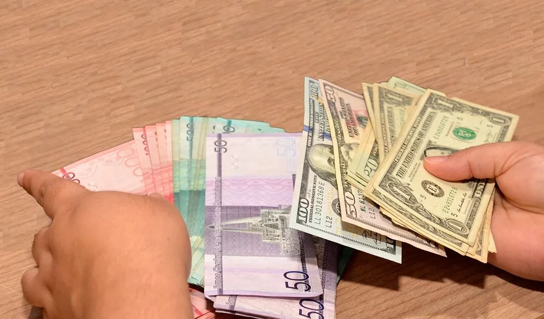 ¿Cuáles son los beneficios de tener un peso fortalecido frente al dólar?