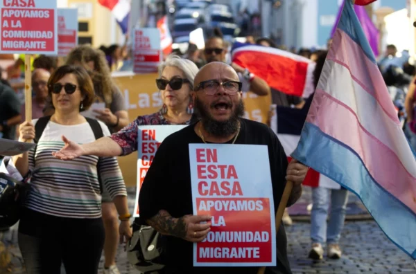 Varias personas protestan en contra de la política migratoria del presidente de Estados Unidos, Donald Trump, en San Juan.
