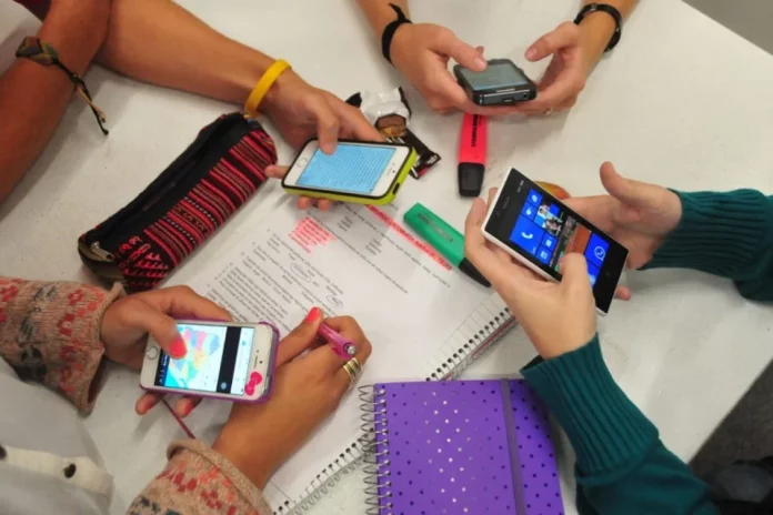 Querétaro, primer estado de México en prohibir los celulares en las escuelas