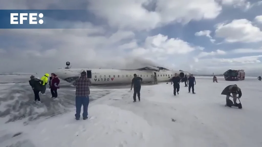Al menos 18 heridos, tres de gravedad, al volcar un avión cuando aterrizaba en Toronto
