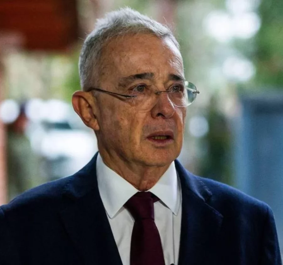 Álvaro Uribe está acusado por varios delitos. Álvaro Uribe está acusado por varios delitos.