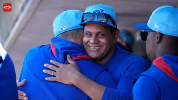 Sammy Sosa visita campos de entrenamientos