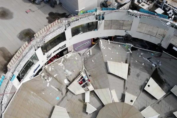 Toma aérea del techo colapsado del centro comercial. EFE