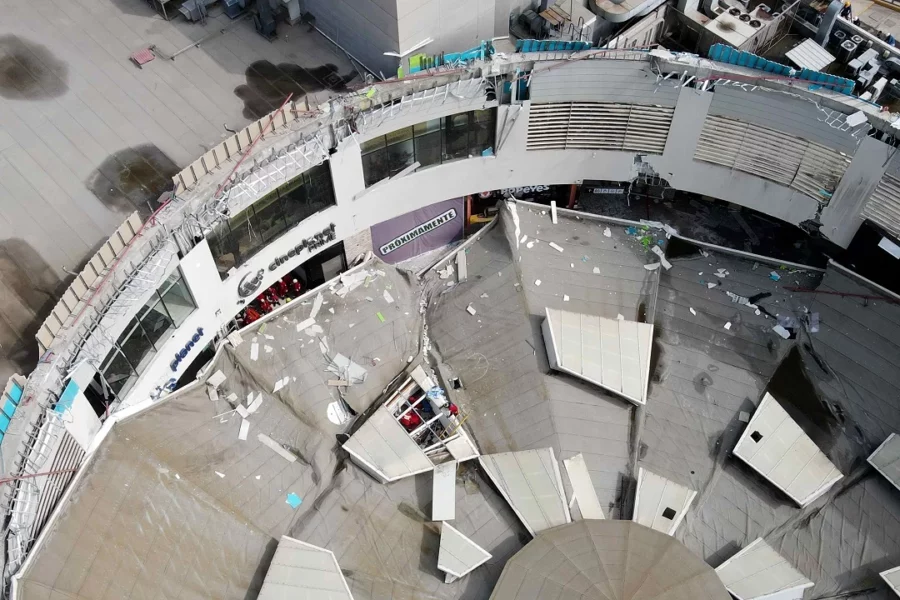 Toma aérea del techo colapsado del centro comercial. EFE Toma aérea del techo colapsado del centro comercial. EFE