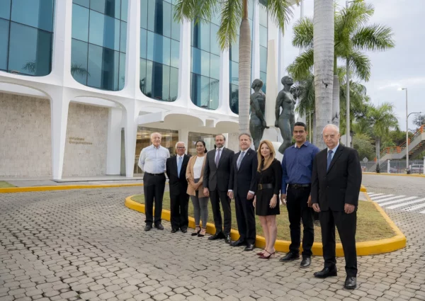 Pedro Esteva, Luis López, Elsa Cáceres, Lawrence Hazoury, Gustavo Ariza, Mónica Armanteros, René Guzmán y Marcelino Fernández