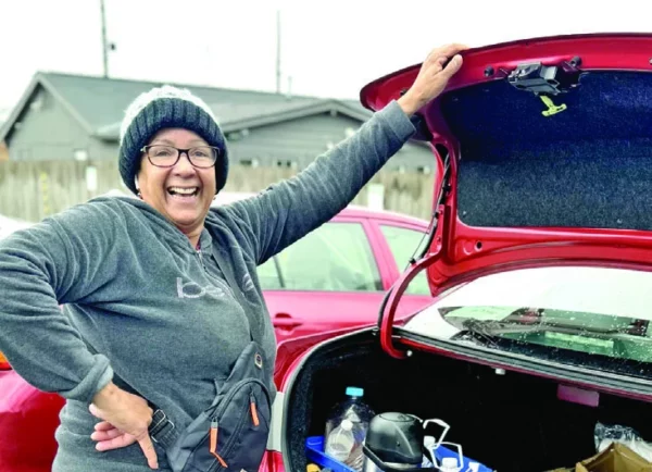 Leonora va de negocio en negocio vendiendo empanadas y jugos.  Ángelo Guerra