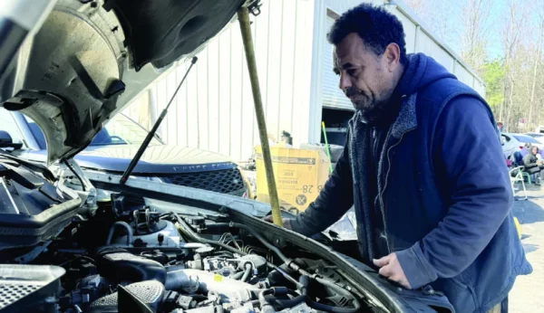Juan Rafael Hernández, conocido como Johnny, trabaja con todo tipo de vehículos, sin importar el clima . Foto:   Anyelo Guerra