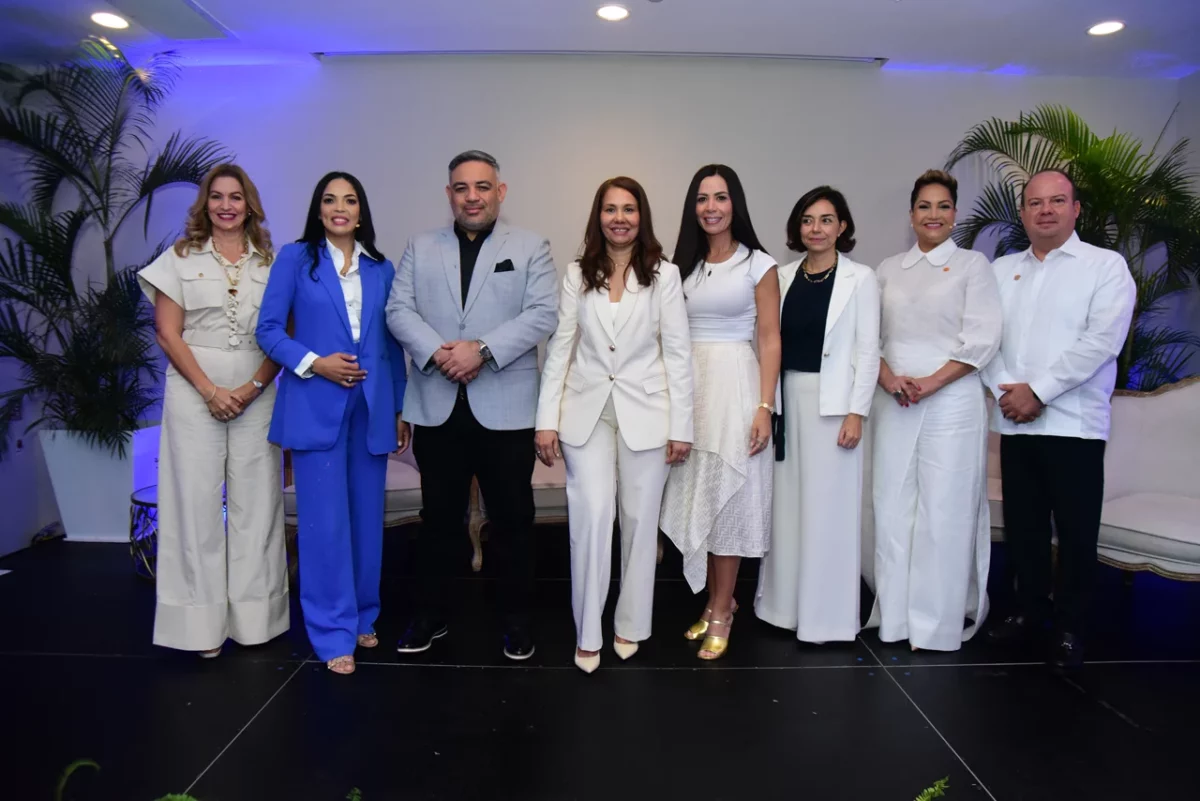 1. Julissa Báez, Iris Espinal, Hernando Gómez, Ana M. Ramos, Yermys Peña, Fernanda Muñoz, Reyna Echenique y Osmán González.