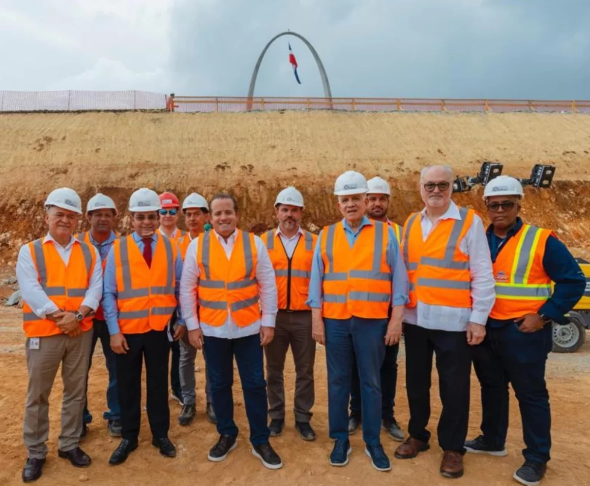 José Ignacio Paliza y Eduardo Estrella posan con los constructores de la obra. fuente externa