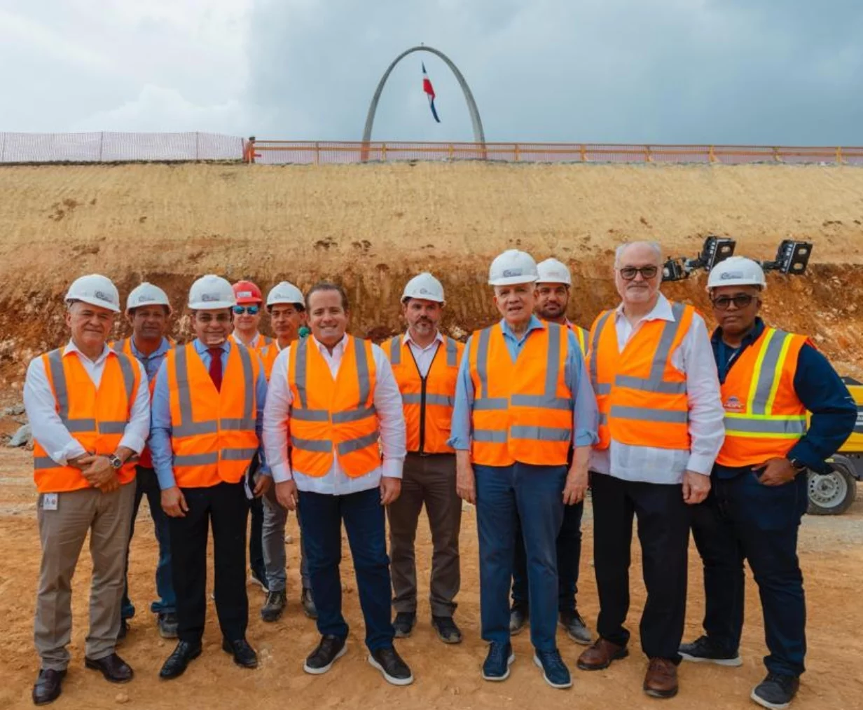 Ministros se interesan por obras Plaza de la Bandera