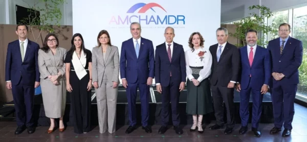 Abinader y la vicepresidenta Raquel Peña junto a miembros de la Cámara Americana de Comercio.  Fuente externa