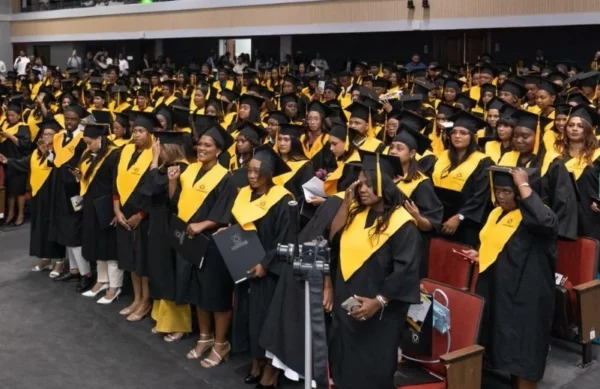 Mujeres graduadas en mayor número que hombres.