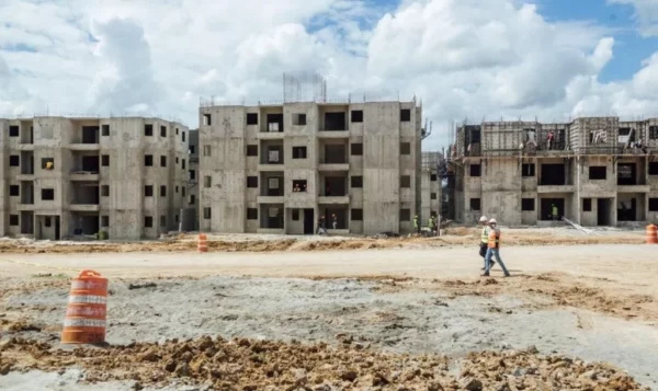 La compra de una casa propia se torna cada vez más difícil por las alzas en materiales y en las tasas de préstamos.