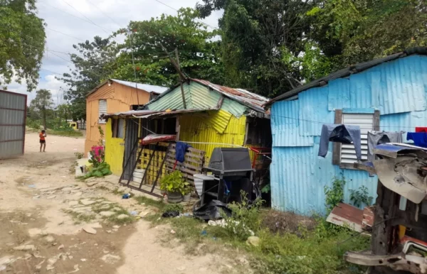 La pobreza monetaria son las familias que tiene ingresos insuficiente para adquirir bienes y servicios de la canasta básica.