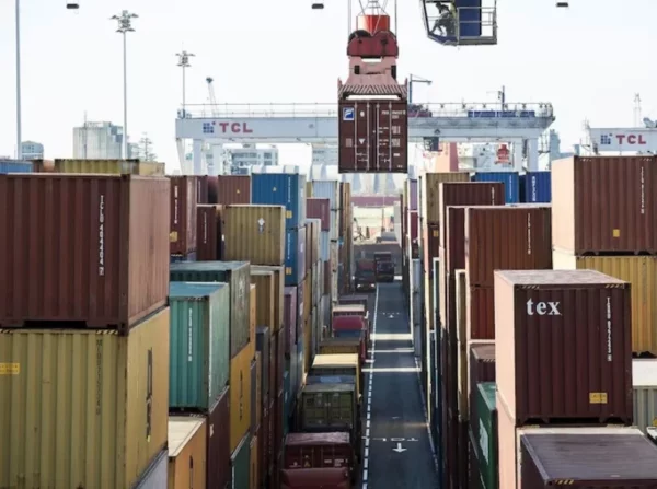 La medida de  Trump  entra en vigencia el día 2  de  abril. efe