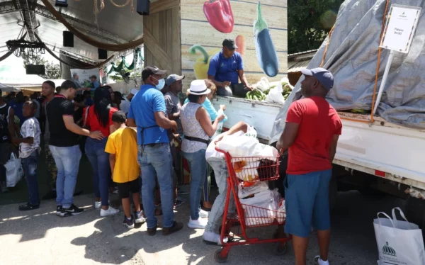 Decenas de personas acuden a la feria agropecuaria para adquirir sus alimentos.  Duany Núñez