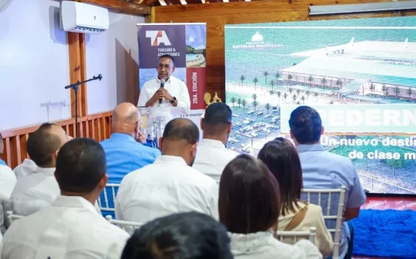 Víctor Pichardo,  director del Departamento Aeroportuario.