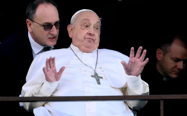 El papa Francisco salió recuperado, en silla de ruedas, con buen aspecto y sonriente.  EFE