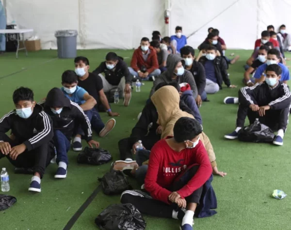 Niños acogidos en albergues de Texas y California.