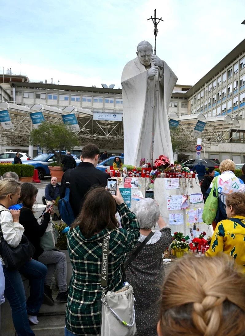 El papa se mantiene con ligera mejoría