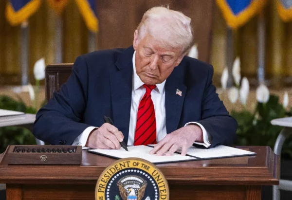 El presidente Donald Trump firmó ayer la orden ejecutiva