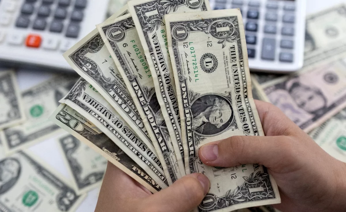 Desde el viernes de la semana pasada el dólar se cotizó por encima de los 63 pesos.