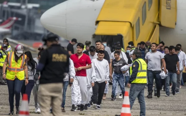 Migrantes de Centraomérica llegan deportados a diaro.