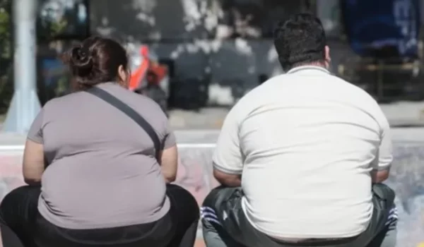 Para que una persona sea considerada obesa debe sobrepasar un IMC de 30.