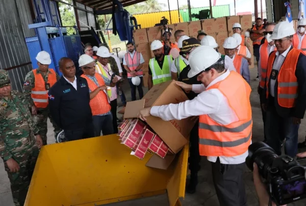 Autoridades al momento de destruir los cigarrillos.