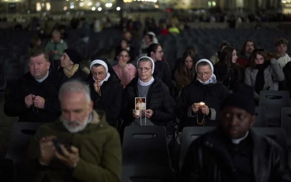 El papa sigue  estable. Los fieles oran en la Plaza San Pedro.