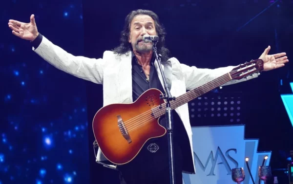 Marco Antonio Solís durante su concierto en el estadio Quisqueya, el cual estuvo abarrotado con sus fans.  fuente externa