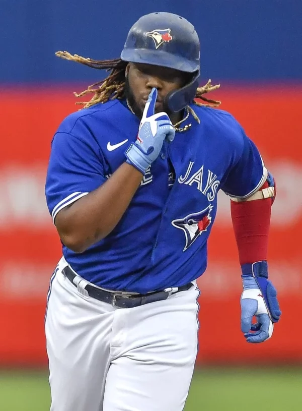 Vladimir Guerrero Jr.  podría vestir el uniforme de otro equipo temporada 2025 MLB.  Ap