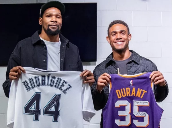 El estelar de la NBA, Kevin Durant, intercambia camiseta con el dominicano Julio Rodríguez, durante un encuentro.