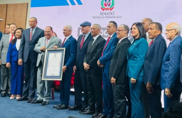 César Cedeño recibe la placa de reconocimiento del presidente del Senado, Ricardo de los Santos, y los demás senadores.