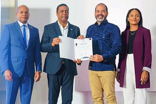Miguel Otañez  y Víctor D’Aza entregan los certificados a los participantes.