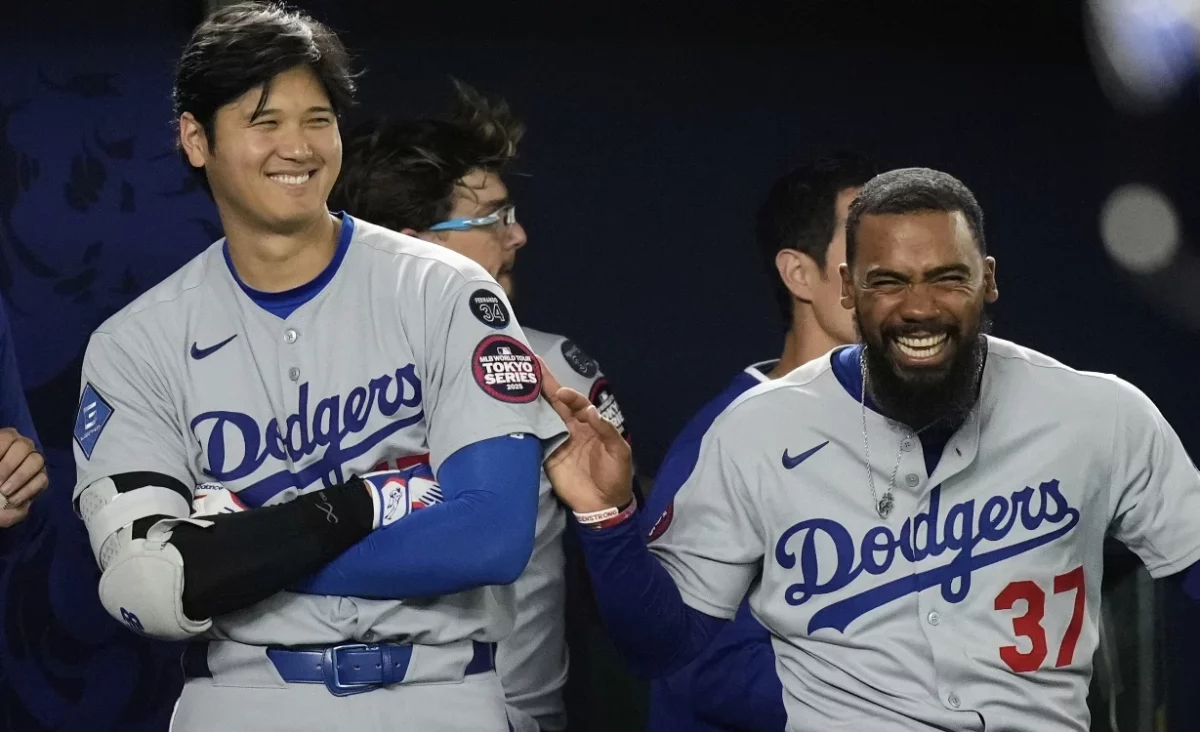 El japonés Shohei Ohtani y el dominicano Teóscar Hernández bromean en el primer juego. AP