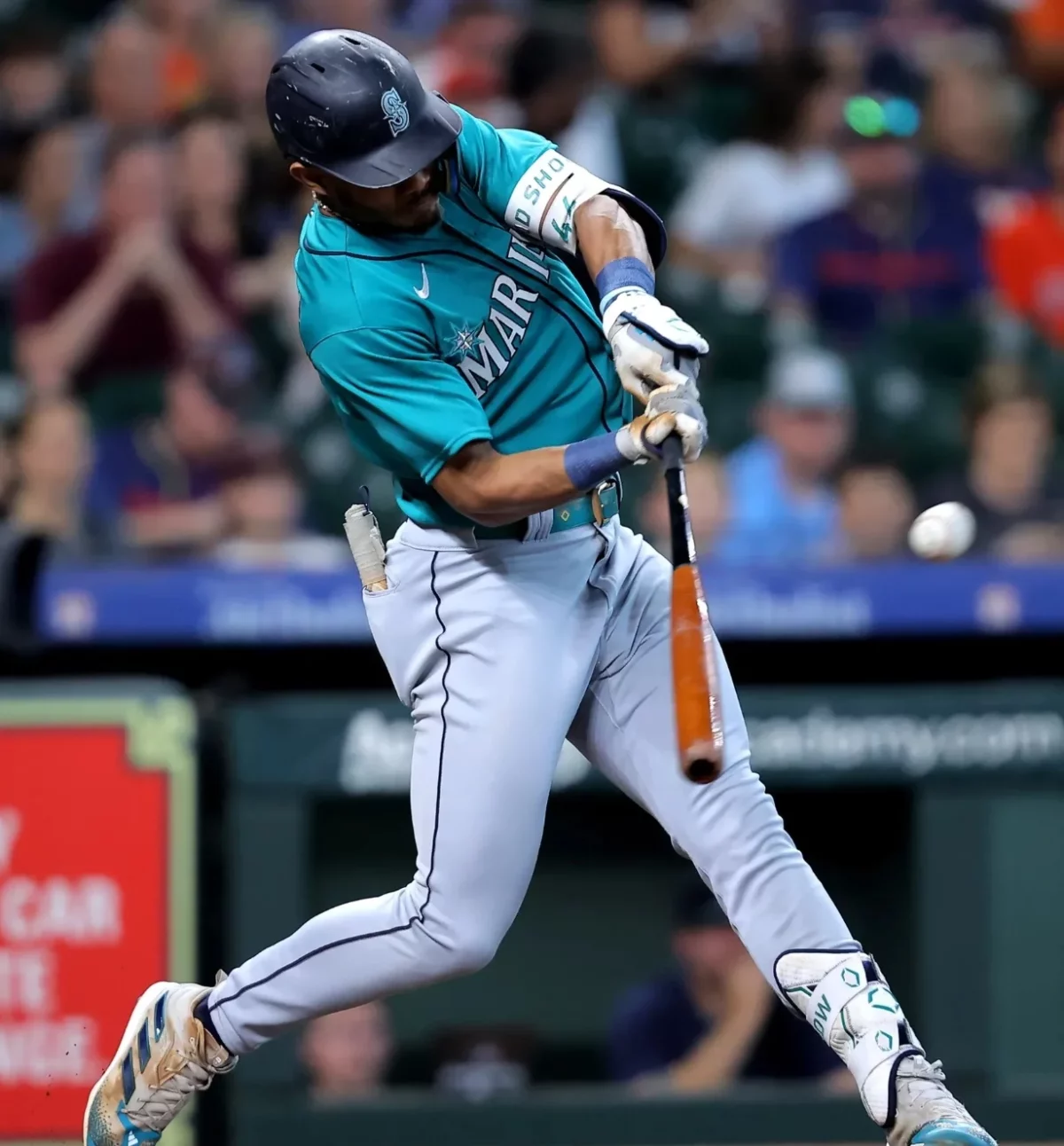 Julio Rodríguez disparó ayer su primer jonrón de la temporada en triunfo de Seattle. Ap