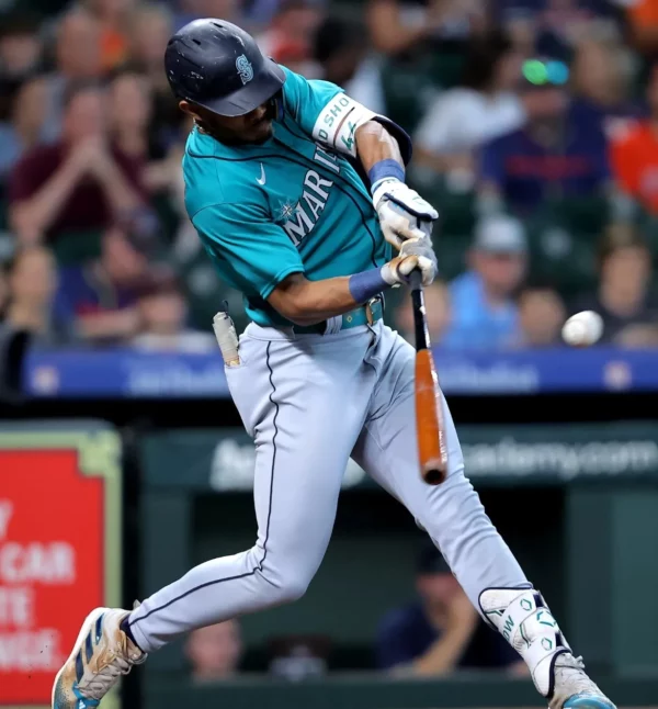 Julio Rodríguez disparó ayer su primer jonrón de la temporada en triunfo de Seattle.  Ap