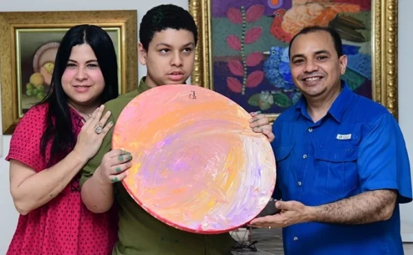 Fernando Gabriel con sus padres Fernando Quiroz e Iranna Flavia Luciano.