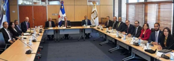 Primer encuentro con el ‘Staff Visit’ del FMI junto al gobernador Héctor Valdez Albizu.
