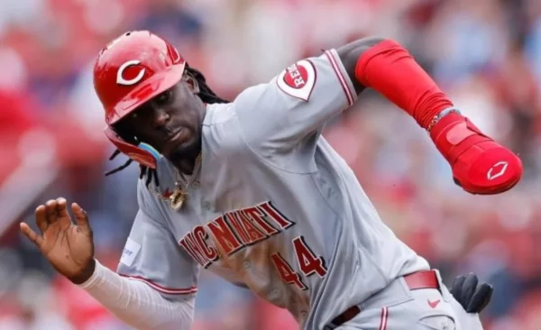 Elly de la Cruz ejecutando un robo de base.  AGENCIA FOTO