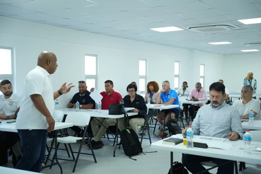 Tony Mesa se dirige a un grupo de Delegados Técnicos Internacionales (DTI) Tony Mesa se dirige a un grupo de Delegados Técnicos Internacionales (DTI)